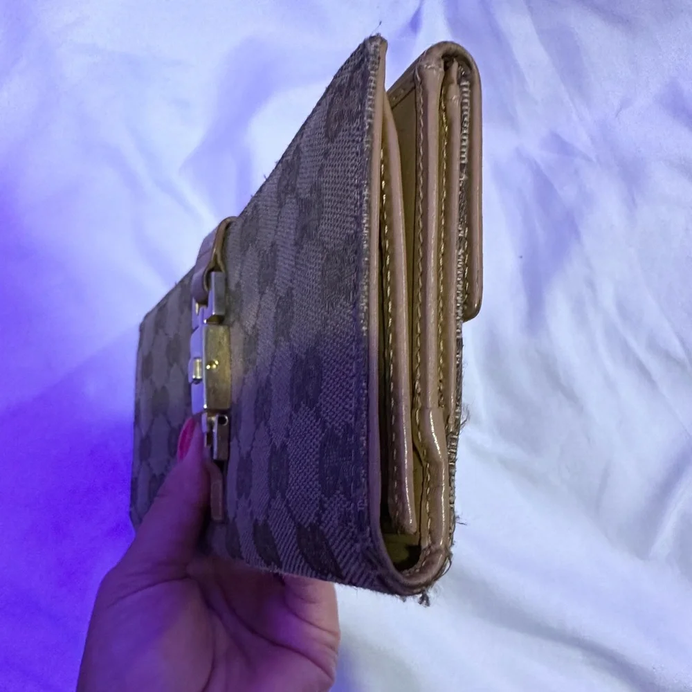 Authentic Gucci Bifold Wallet. - Picture 4 of 11